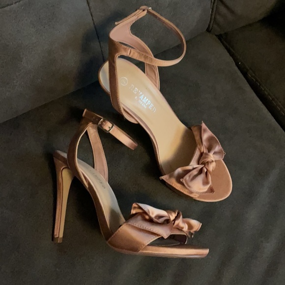 Revamped B. Sirens, 4” pink satin bow heels, worn once🌺🌺🌺size 7, so cute 🌺🌺 - Picture 4 of 11